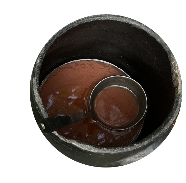 Du cacao chaud dans Une petite marmite avec une louche