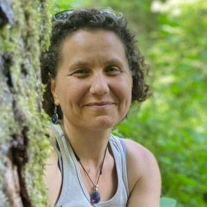 Estelle Guilbert, Fée d'Énergie, près d'un arbre