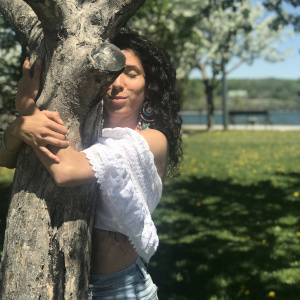 Marjolaine enlaçant un arbre