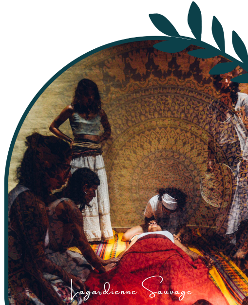 image en quart de soin avec le rebozo : une personne allongée, une qui masse la tête, 