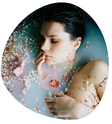 Une femme dans un bain avec des plantes pendant le rebozo