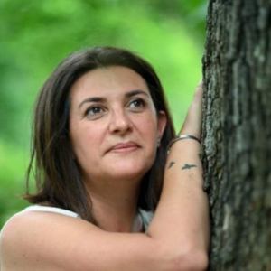 Sandra contre un arbre